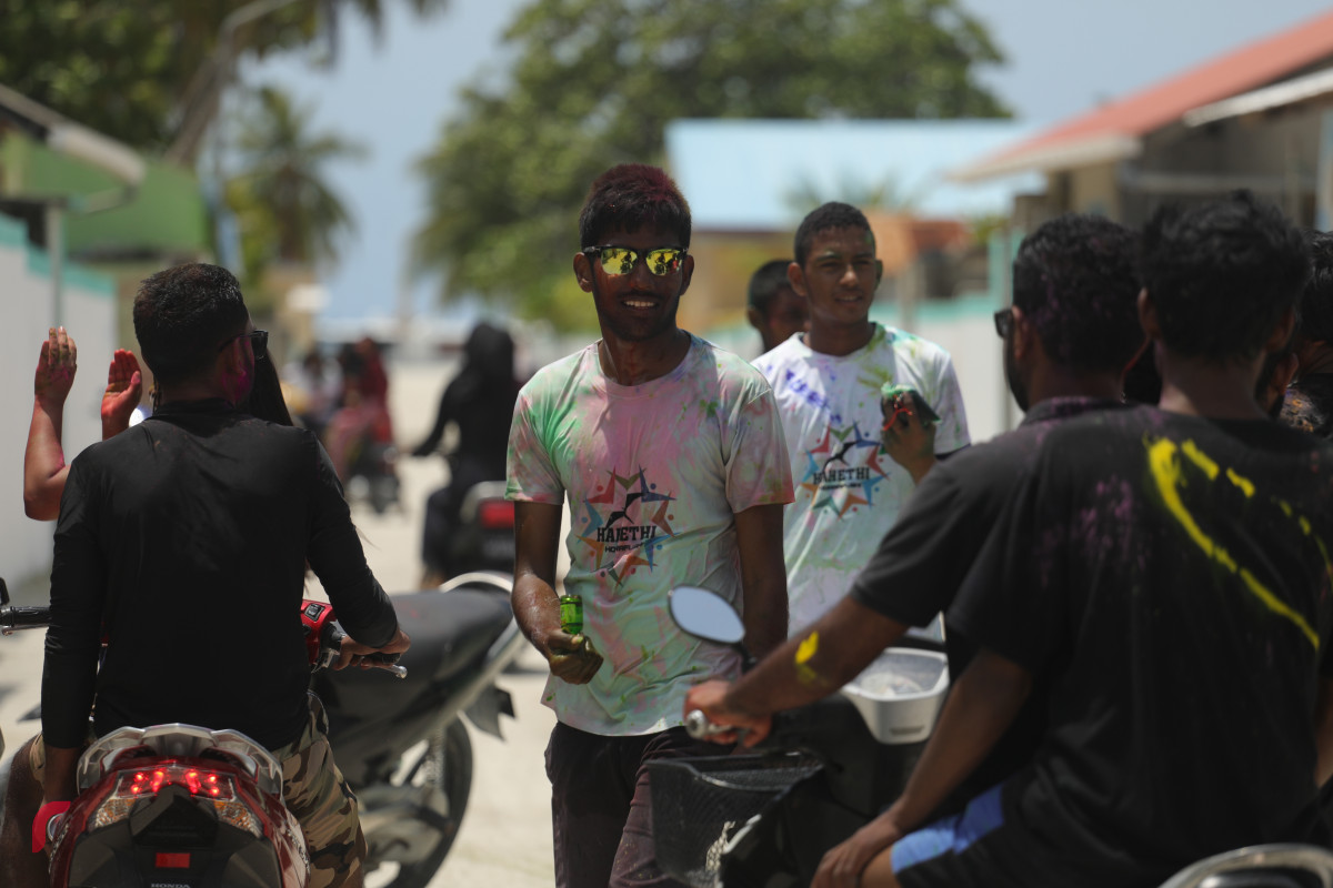 11 އޮގަސްޓު 2019/ ހއ.ހޯރަފުށި --އީދު ފާހަގަކުރުމުގެ ގޮތުން ރަށުގެ ކުދި ބޮޑު އެންމެން މަގުތަކަށް ނިކުމެ ކުލައާއި ފެން ޖަހަނީ-- ފޮޓޯ: ޝުއައިބް މުހައްމަދު