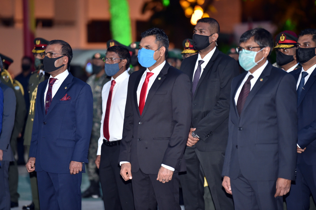 މިނިވަން ދުވަހުގެ ދިދަ ނެގުމުގެ ރަސްމިއްޔާތުގައި ނައިބް ރައީސް ފައިސަލް ނަސީމާއި، މަޖިލީހުގެ ރައީސް މުހައްމަދު ނަޝީދު - ފޮޓޯ: ރައީސް އޮފީސް