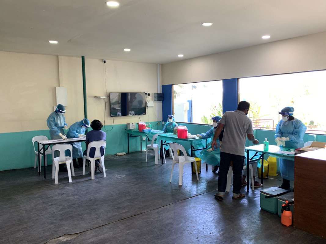 ރަށް ރަށަށް ކަރަންޓީނަށް ދާ މީހުންގެ އެންޓި ބޮޑީ ޓެސްޓު ހެދުން ސޯޝަލް ސެންޓަރުގައި ކުރިއަށްދަނީ - ދަތުރުތަކާއި ގުޅުންހުރި ކަރަންޓީންތަކުގައި އެންޓިބޮޑީ ޓެސްޓު ހެދުމަށްފަހު، ކަރަންޓީނުގެ މުއްދަތަށް 24 ދުވަސް ދޭން ވަނީ ނިންމާފައި  - ފޮޓޯ: ރާއްޖެއެމްވީ