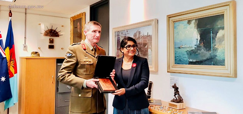 އަލްއުސްތާޛާ މާރިޔާ އަޙްމަދު ދީދީ، އޮސްޓްރޭލިޔާގެ ޗީފް އޮފް ޑިފެންސް ފޯރސް ލެފްޓިނެންޓް ޖެނެރަލް އެންގަސް ކޭމްޕްބެލްއާއެކު