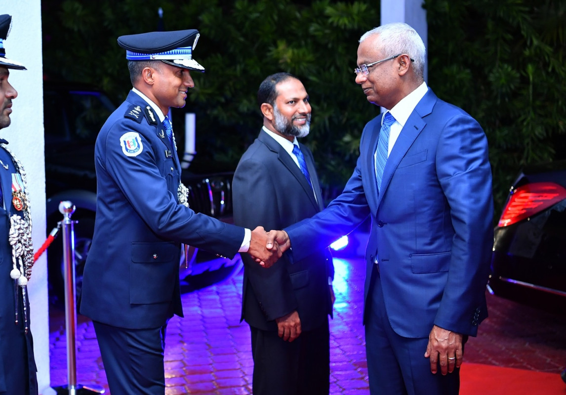 ޕޮލިސް ކޮމިޝަނަރ މުހައްމަދު ހަމީދު (ވ)، ރައީސް އިބްރާހިމް މުހައްމަދު ސޯލިހާ (ކ) ސަލާމްކުރައްވަނީ