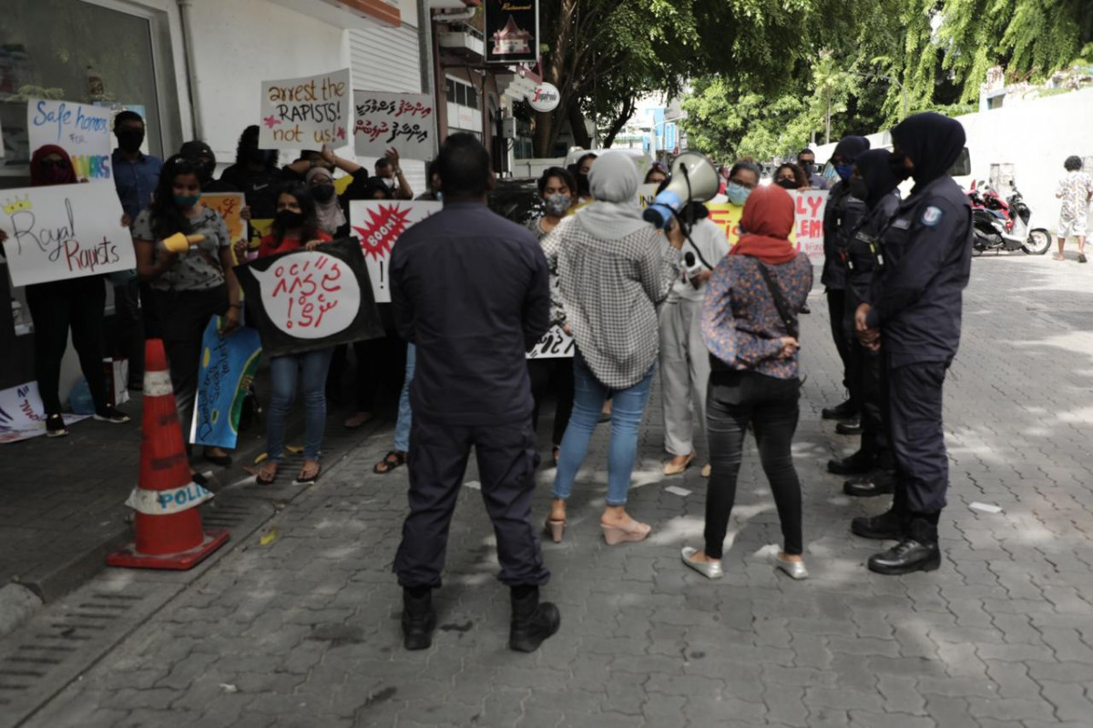 އަންހެނުންނާއި ކުޑަކުދިންނަށް ކުރާ ޖިންސީ އަނިޔާއާއި ދެކޮޅަށް ވޮއިސް އޮފް ޗިލްޑްރަންސްގެ ފަރާތުން ކުރިއަށް ގެންދިއަ މުޒާހަރާގެ ތެރެއިން - ޖިންސީ އަނިޔާތަކަށް އިންސާފު ލިބުން ލަސްވާތީ، އެކަމާ ނުރުހުން ފާޅުކޮށް މުޒާހަރާގައި އަޑު އުފުލާފައިވޭ - ފޮޓޯ: ރާއްޖެއެމްވީ