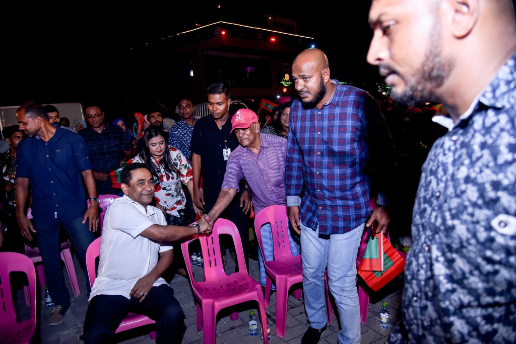 އިދިކޮޅުން ބޭއްވި ރެލީއެއްގެ ތެރެއިން