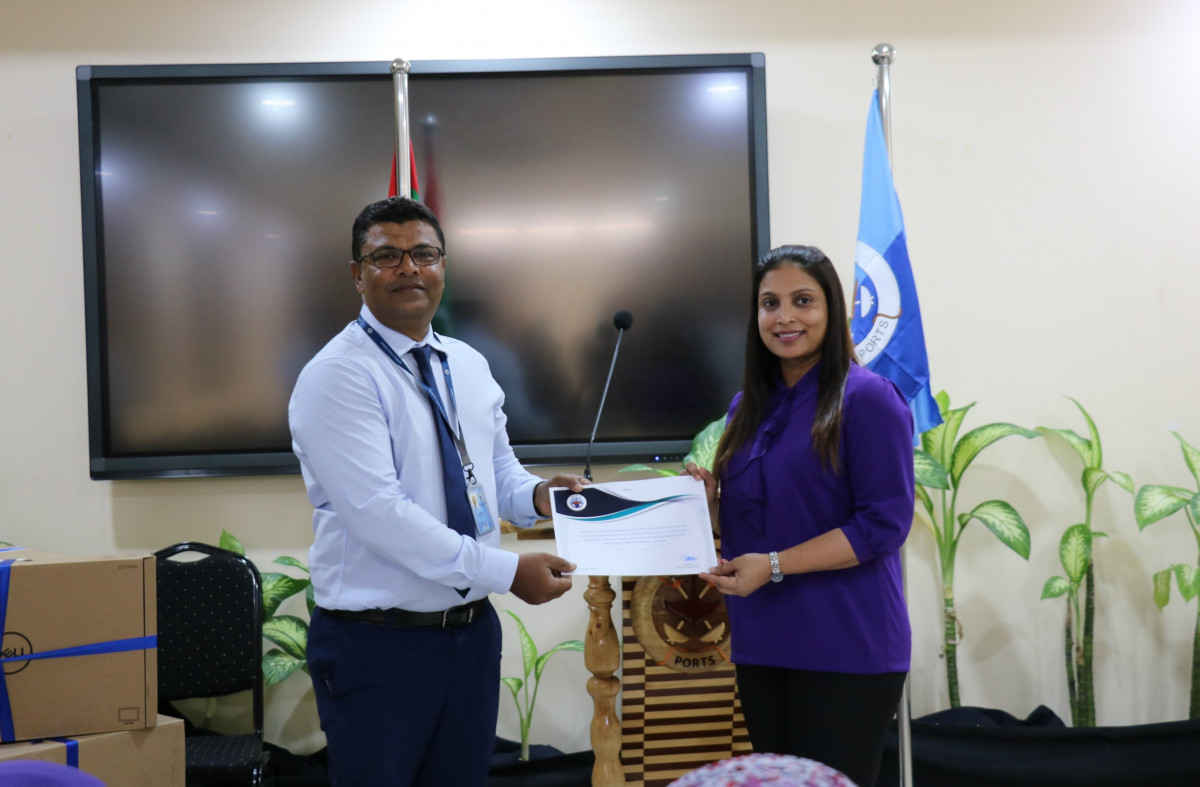 MPL\'s CEO, Shahid Ali presenting the systems to Education Minister, Dr. Aishath Ali