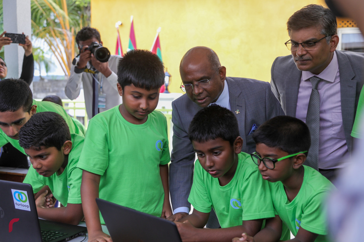 26 އޯގަސްޓް 2019/ އއ.އުކުޅަސް --އުކުޅަސް ފެއަރ ހުޅުވުމުގެ ރަސްމިއްޔާތުގެ ތެރެއިން، ޓެކް ފެއާރގެ ސްޓޯލްތައް މިނިސްޓަރ ޝާހިދު ބައްލަވައިލައްވަނީ-- ފޮޓޯ: ޝުއައިބް މުހައްމަދު