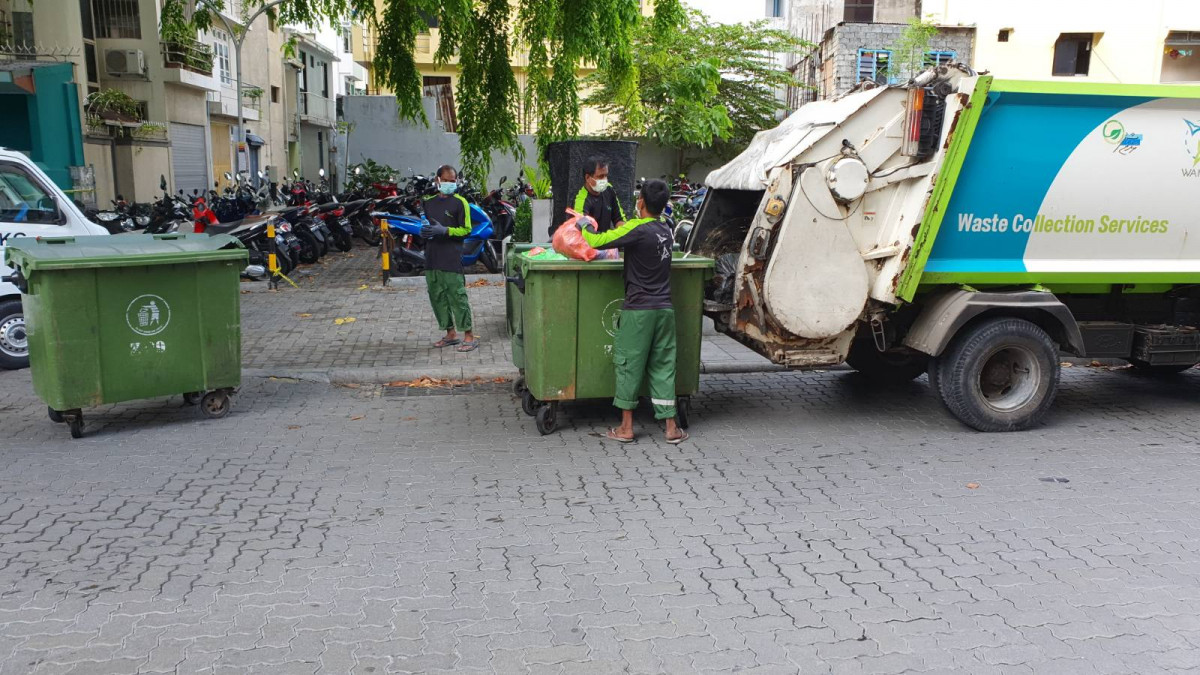 ކުނި ޑަސްޓްބިނެއް، ވެމްކޯގެ ކުނި އުކާލާ ވެހިކަލް އަށް އޮއްސާލަނީ - އުކާލެވޭ ގޮނޑި މޭޒު ނުވަތަ ފަރުނީޗަރުފަދަ ހިފާ ގެންގުޅޭ ސާމާނު މިވަގުތު ގޭގައި ބެހެއްޓުމަށް ވެމްކޯއިން ވަނީ އެދިފައި - ފޮޓޯ: ރާއްޖެއެމްވީ