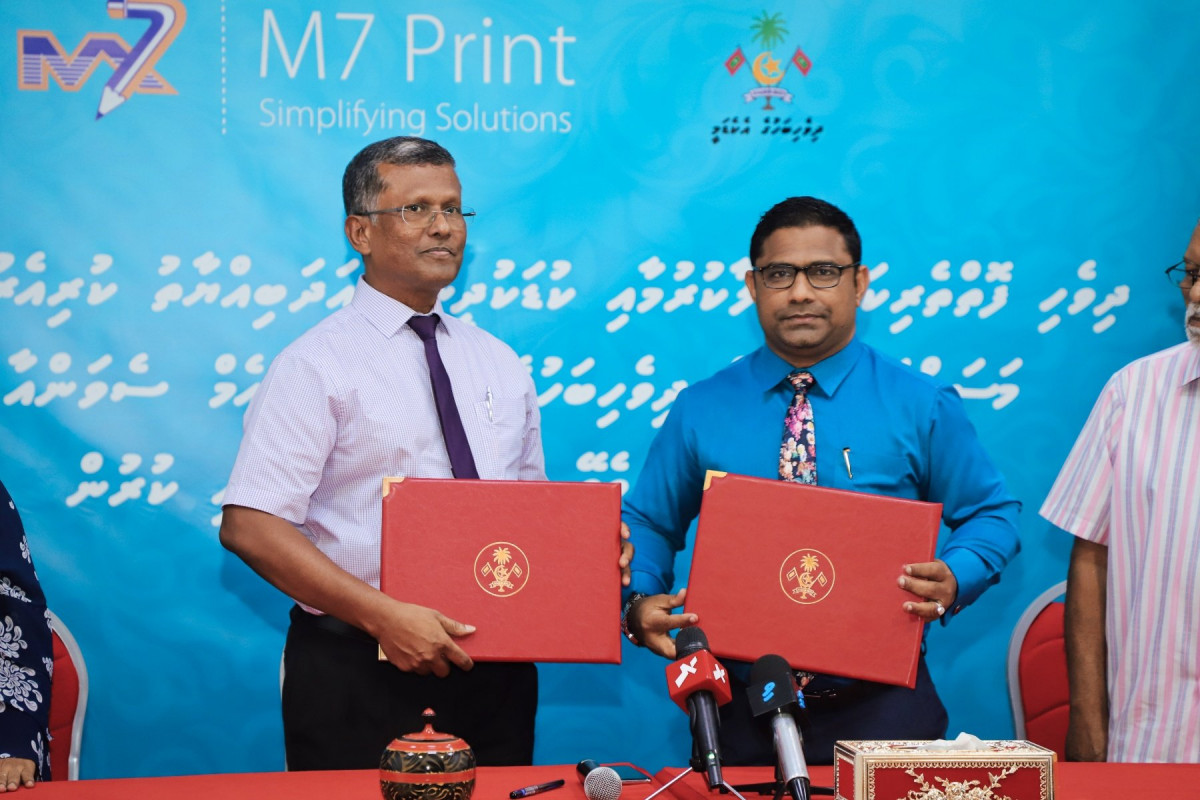 President of Dhivehi Bahuge Academy, Ashraf Ali with Managing Director of M7, Mohamed Abdul Sattar