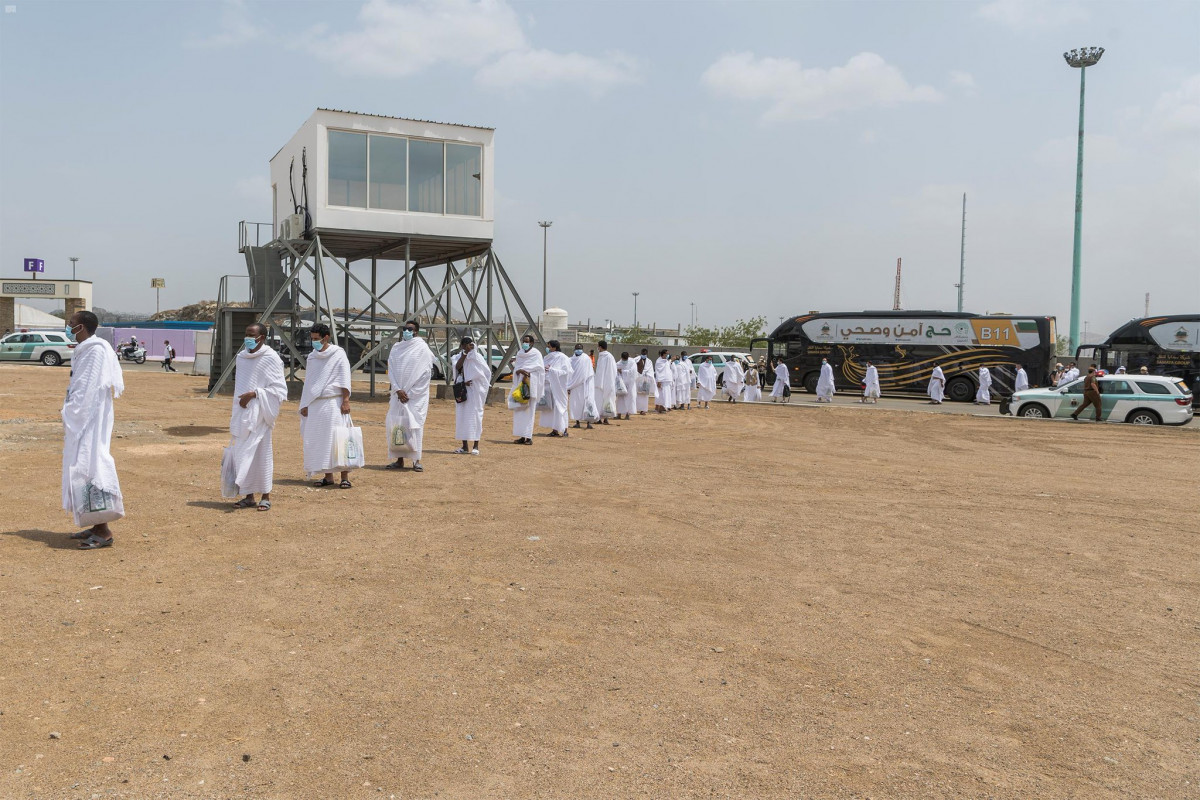 ހައްޖު 1441: މިއަހަރުގެ ހައްޖުގެ އަޅުކަމުގެ ތެރެއިން ހައްޖުވެރިން މިނާއިން އަރަފާތަށް ދިއުމަށް ކުރި ދަތުރުގެ ތެރެއިން - ފޮޓޯ: ސައުދީ ގެޒެޓް