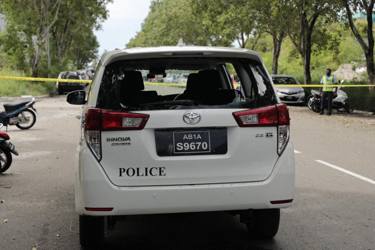 ސިފައިންނާއި ފުލުހުންނަށް ޚާއްސަ ކޮށްގެން ހުޅުމާލޭގައި ހަދަމުންދާ އިމާރާތުގެ މަސައްކަތް ކުރަމުންދާ ތައިލެންޑުގެ އައިލެންޑް އެކްސްޕާޓުގެ ބިދޭސީންނަށް މުސާރަ ނުދޭކަމަށް ބުނެ، 13 ޖުލައި 2020 ގައި ކުރި މުޒާހަރާގެ ތެރެއިން ފުލުހުންގެ ވެހިކަލަށް ގެއްލުންދީ ބިއްލޫރިގަނޑު ތަޅާލާފައި - ފޮޓޯ: ރާއްޖެއެމްވީ