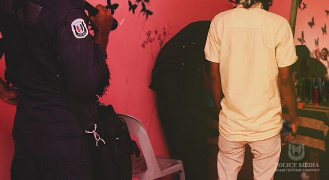 ފުލުހުން ހިންގި ޑްރަގް އޮޕަރޭޝަނެއްގައި ކޮޓަރިއެއް ބަލާ ފާސްކުރަނީ: ފައިލް ފޮޓޯ