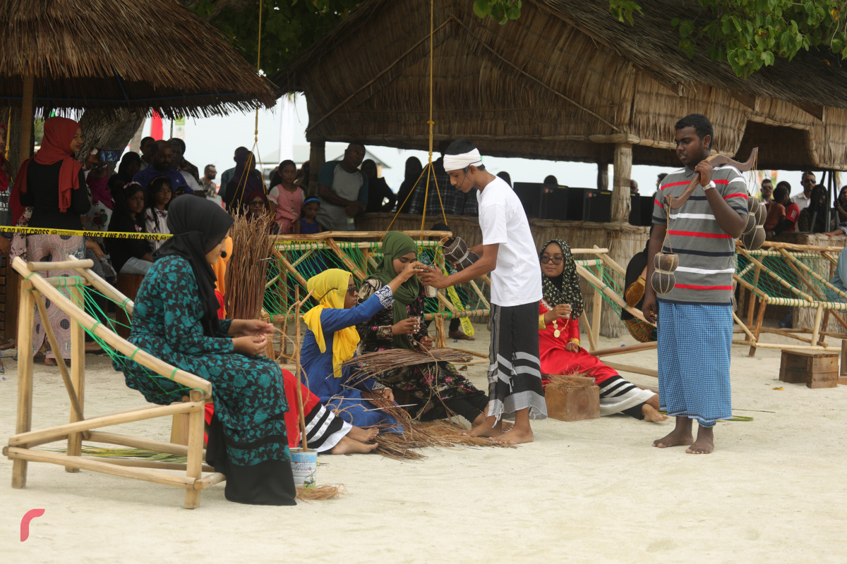 12 އޯގަސްޓް 2019/ ހއ.ހޯރަފުށި --ހޯރަފުށީގައި ކުރިޔަށް ގެންދެވުން އަންހެންވެރިންގެ ދަފި ނެގުމުގެ ހަރަކާތުގެ ތެރެއިން. މި ހަރަކާތުގައި ވަނީ ހޯރަފުށީގެ ތާރީހު ދައްކުވައިދޭ ތަމްސީލެއްގެ އިތުރުން ސަގާފީ ހަރަކާތްތަކެއް ކުރިޔަށް ގެންގޮއްސައި-- ފޮޓޯ: ޝުއައިބް މުހައްމަދު