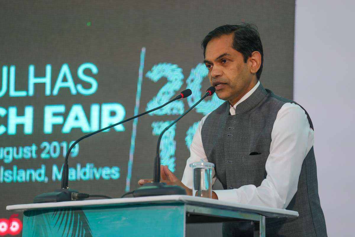 26 އޯގަސްޓް 2019/ އއ.އުކުޅަސް --އުކުޅަސް ފެއަރ ހުޅުވުމުގެ ރަސްމިއްޔާތުގެ ތެރެއިން، އިންޑިޔާގެ ހައިކޮމިޝަނަރ ވާހަކަފުޅު ދައްކަވަނީ-- ފޮޓޯ: ޝުއައިބް މުހައްމަދު