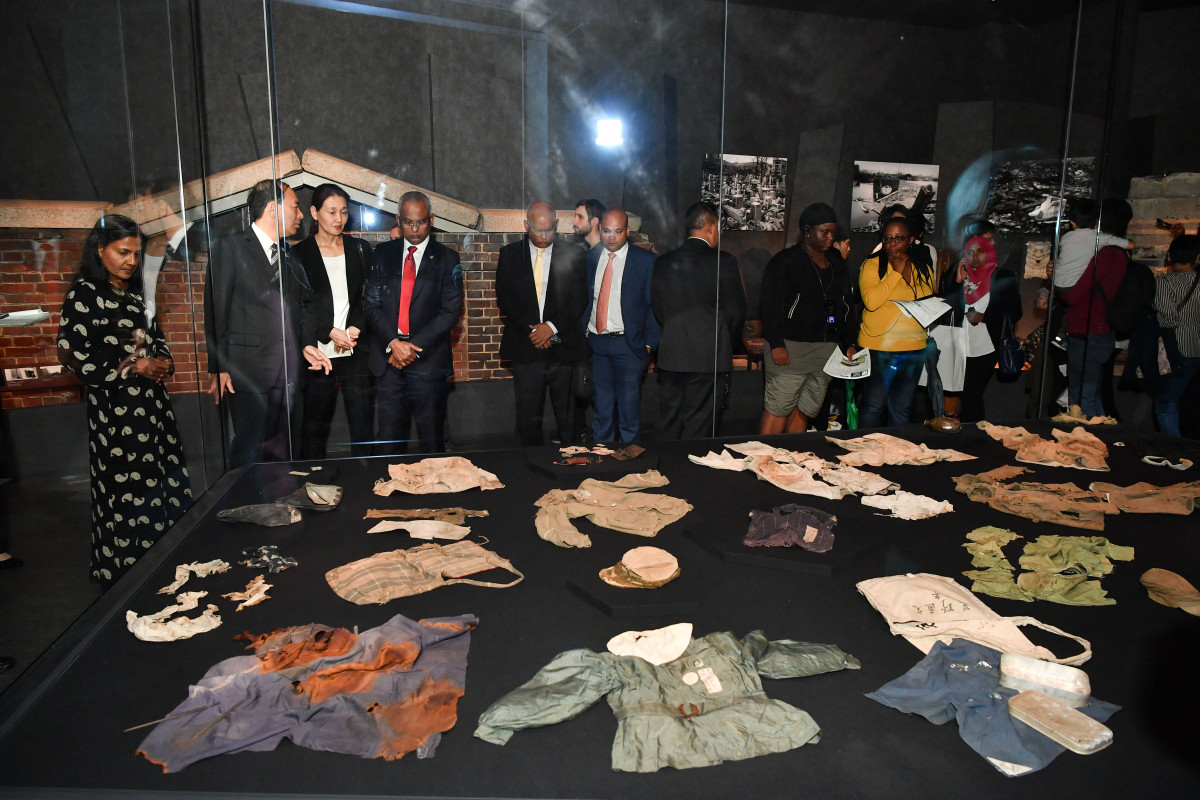 "ހީރޯޝީމާ ޕީސް މެމޯރިއަލް މިއުޒިއަމް" އަށް ރައީސުލްޖުމްހޫރިއްޔާ ޒިޔާރަތް ކުރެއްވުން -- ފޮޓޯ: ރައީސް އޮފީސް