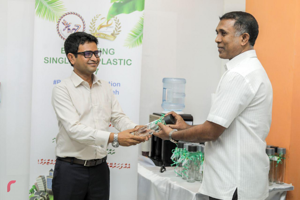 30 ޖޫން 2019 -- އެއްފަހަރު ބޭނުން ކޮށްފައި އެއްލައިލާ ޕްލާސްޓިކް ބޭނުން ކުރުން ހުއްޓާލުމަށް ނިންމައި، އެކަން ފާހަގަކުރުމަށް އެމް 7 އިން ބޭއްވި ރަސްމިއްޔާތުގެ ތެރެއިން - ޕްލާސްޓިކަކީ ކުނީގެ ގޮތުގައި އުފައްދާ ބާވަތްތަކުގެ ތެރެއިން މެނޭޖްކުރަން ވަރަށް އުނދަގޫ ކުނީގެ ބާވަތެއް ކަމަށާއި އެބާވަތުގެ ކުނި މަދުކުރުން އެއީ އެންމެ މުހިއްމު އެއް ފިޔަވަޅު ކަމަށް ސަލީމް ވިދާޅުވި -- ފޮޓޯ: ޝުއައިބް މުހައްމަދު