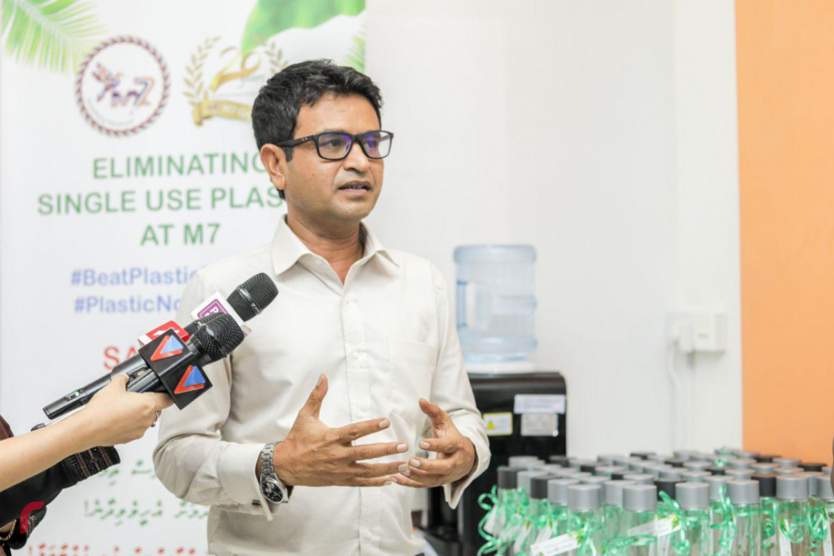 30 ޖޫން 2019 -- އެއްފަހަރު ބޭނުން ކޮށްފައި އެއްލައިލާ ޕްލާސްޓިކް ބޭނުން ކުރުން ހުއްޓާލުމަށް ނިންމައި، އެކަން ފާހަގަކުރުމަށް އެމް 7 އިން ބޭއްވި ރަސްމިއްޔާތުގެ ތެރެއިން - ދިވެހިރާއްޖެ އަކީ ކުޑަކުޑަ ގައުމަކަށް ވިޔަސް މިއީ ނިސްބަތުން މިސަރަހއްދުގައި އެންމެ ގިނައިން ކުނި އުފައްދާ ގައުމު ކަމަށާއި އެކަމުގައި ފަރުދީ ޒިންމާ ވަރަށް ބޮޑު ކަމަށް ސަލީމް ވިދާޅުވި -- ފޮޓޯ: ޝުއައިބް މުހައްމަދު