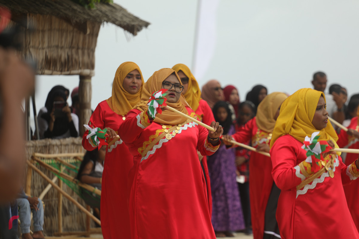 12 އޯގަސްޓް 2019/ ހއ.ހޯރަފުށި --ހޯރަފުށީގައި ކުރިޔަށް ގެންދެވުން އަންހެންވެރިންގެ ދަފި ނެގުމުގެ ހަރަކާތުގެ ތެރެއިން. މި ހަރަކާތުގައި ވަނީ ހޯރަފުށީގެ ތާރީހު ދައްކުވައިދޭ ތަމްސީލެއްގެ އިތުރުން ސަގާފީ ހަރަކާތްތަކެއް ކުރިޔަށް ގެންގޮއްސައި-- ފޮޓޯ: ޝުއައިބް މުހައްމަދު