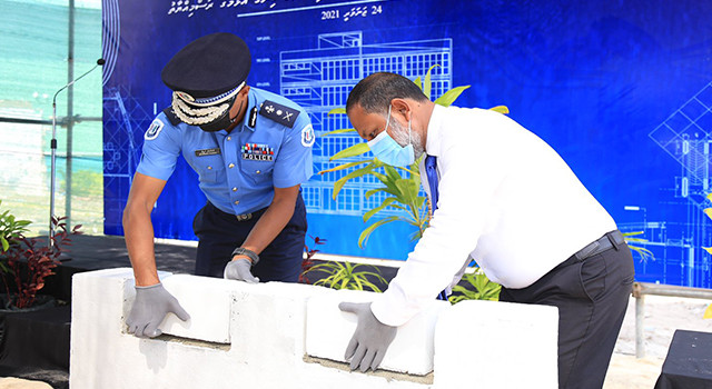 ދޫނިދޫގައި މަސައްކަތްކުރާ ފުލުހުންގެ އެކަމަޑޭޝަންގެ ބިންގާ އެޅުމުގެ ތެރެއިން