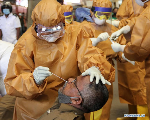 ލަންކާގައި ކޮވިޑަށް ބަޔަކު ޓެސްޓު ކުރުމަށް ސާމްޕަލް ނެގުމުގެ މަސައްކަތް ކުރަނީ