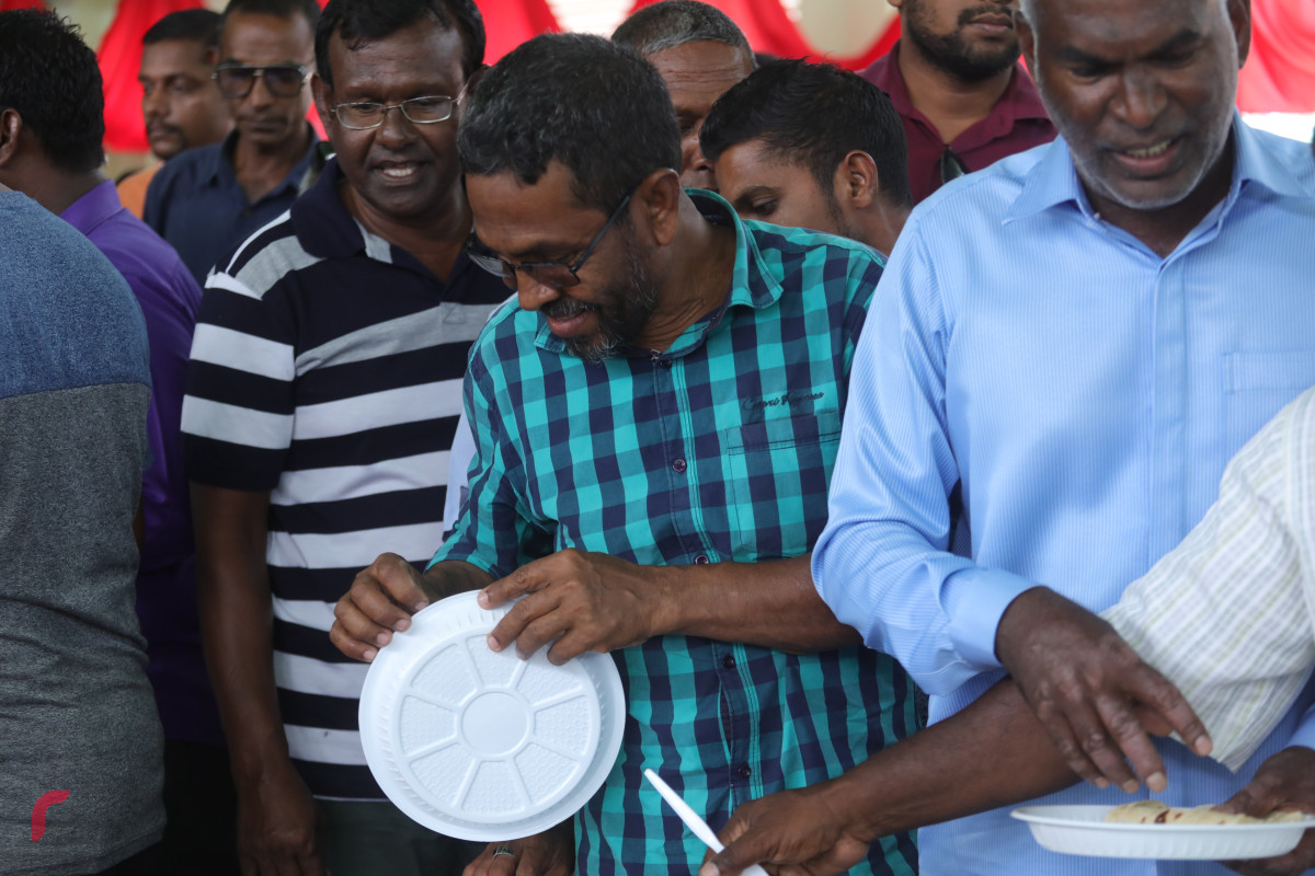 11 އޮގަސްޓު 2019/ ހއ.ހޯރަފުށި --ރށުގެ އެންމެން އެކުގައި މެންދުރުގެ ކެއުމަށް އިންސާފު ކުރަނީ. މި ޖާފަތުގައި ގިނަ އަދަދެއްގެ މީހުން ވަނީ ބައިވެރި ވެފަ-- ފޮޓޯ: ޝުއައިބް މުހައްމަދު