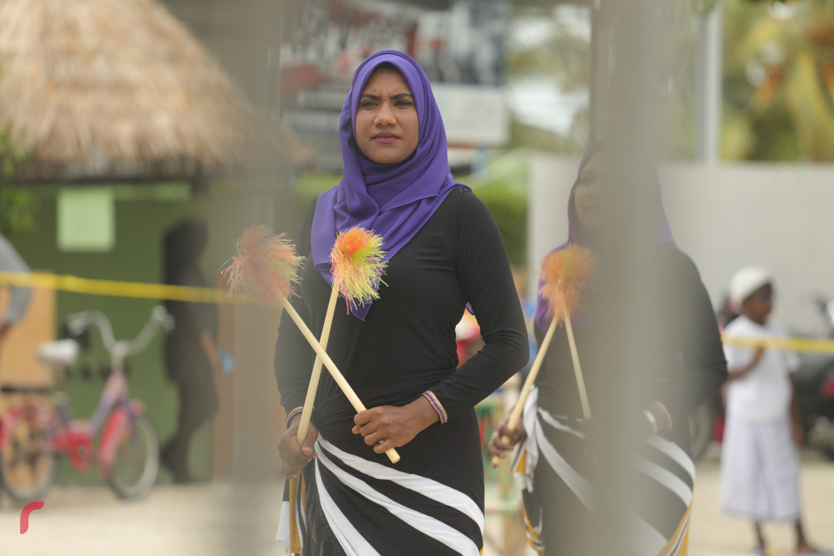 12 އޯގަސްޓް 2019/ ހއ.ހޯރަފުށި --ހޯރަފުށީގައި ކުރިޔަށް ގެންދެވުން އަންހެންވެރިންގެ ދަފި ނެގުމުގެ ހަރަކާތުގެ ތެރެއިން. މި ހަރަކާތުގައި ވަނީ ހޯރަފުށީގެ ތާރީހު ދައްކުވައިދޭ ތަމްސީލެއްގެ އިތުރުން ސަގާފީ ހަރަކާތްތަކެއް ކުރިޔަށް ގެންގޮއްސައި-- ފޮޓޯ: ޝުއައިބް މުހައްމަދު