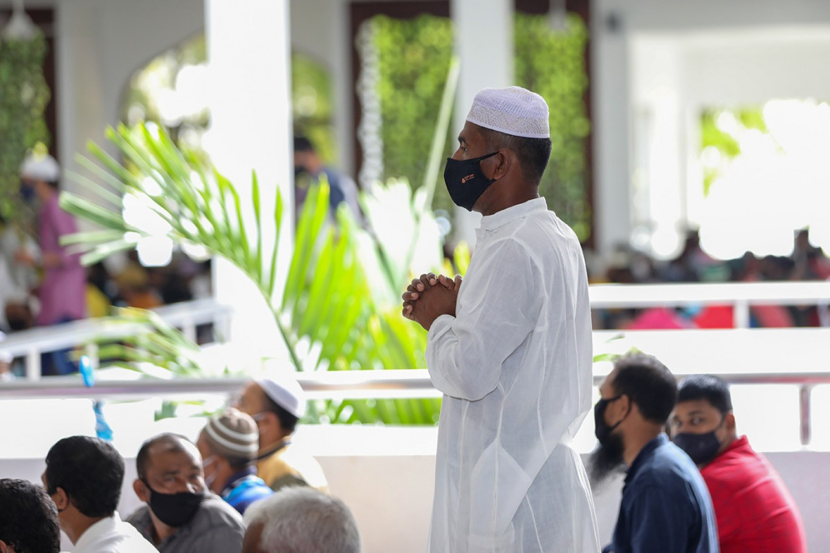 މިސްކިތެއްގައި ނަމާދު ކުރަނީ - އަޑުހަރުކޮށް ކިޔަވާ ނަމާދުތަކުގައި ޤުރުއާން ބާރަށް ކިޔެވުމީ ސުންނަތެއް