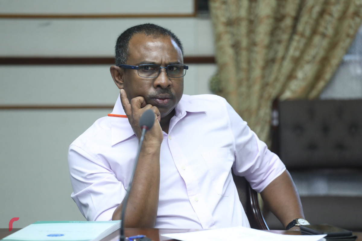 ރައްޔިތުންގެ މަޖިލީހުގެ މެދު ހެންވޭރު ދާއިރާގެ މެމްބަރު އަދި މޯލްޑިވިއަން ޑިމޮކްރެޓިކް ޕާޓީގެ ޕާލިމެންޓްރީ ގްރޫޕްގެ ލީޑަރު ޢަލީ ޢާޒިމް