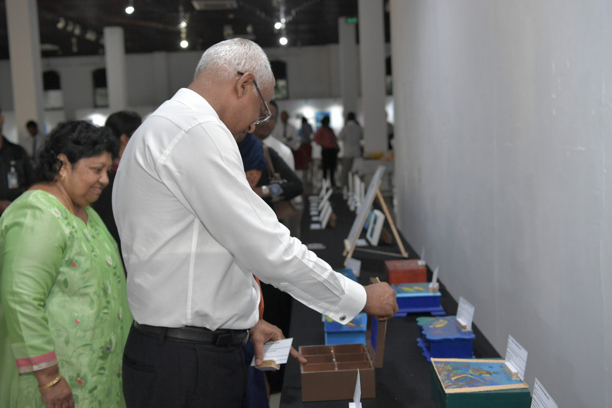 21 އޯގަސްޓް 2019 -- 'ދަ އަންޑަރ ވޯޓަރ ވޯލްޑް އޮފް މޯލްޑިވްސް' މައުރަޒު ހުޅުވުން، މި މައުރަޒު ހުޅުވައިދެއްވުމައްފަހު ރައީސްގެ ދެކަނބަލުން މައުރަޒު ބައްލަވައިލައްވަނީ -- ފޮޓޯ: ރައީސް އޮފީސް