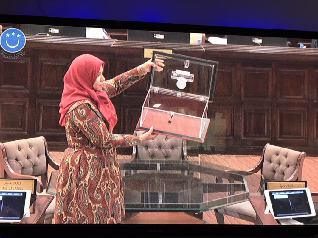 މެއި 28، 2019: ނަވާރަ ވަނަ މަޖިލީހުގެ ރައީސާއި ނައިބްރައީސް ހޮއްވެވުމަށް ބޭއްވި ޖަލްސާގައި ވޯޓުލާން ފެށުމުގެ ކުރިން ވޯޓުފޮށި، މަޖިލީހުގެ އަމީންއާންމު ފާތިމަތު ނިއުޝާ ދައްކަވާލައްވަނީ