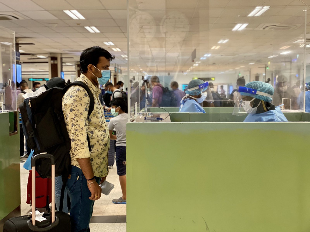 ފުރުމަށް ގޮސް ހުރި އިންޑިއާ ރައްޔިތަކު އިމިގްރޭޝަން ކައުންޓަރުން ހިދުމަތް ހޯދަނީ - މި މަހުގެ 8 ވަނަ ދުވަހުވެސް އިންޑިއާގެ 698 މީހަކު ވަނީ ފުރުވާލާފައި - ފޮޓޯ: ރާއްޖެއެމްވީ