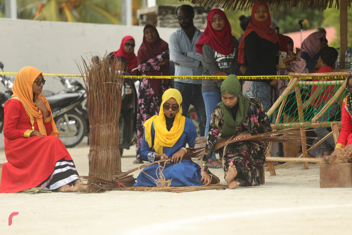 12 އޯގަސްޓް 2019/ ހއ.ހޯރަފުށި --ހޯރަފުށީގައި ކުރިޔަށް ގެންދެވުން އަންހެންވެރިންގެ ދަފި ނެގުމުގެ ހަރަކާތުގެ ތެރެއިން. މި ހަރަކާތުގައި ވަނީ ހޯރަފުށީގެ ތާރީހު ދައްކުވައިދޭ ތަމްސީލެއްގެ އިތުރުން ސަގާފީ ހަރަކާތްތަކެއް ކުރިޔަށް ގެންގޮއްސައި-- ފޮޓޯ: ޝުއައިބް މުހައްމަދު