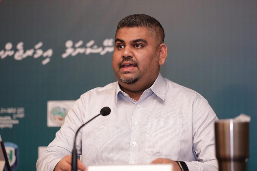 ނޫސްވެރިންގެ ބައްދަލުވުމުގައި މަބްރޫކް އަބްދުލް އަޒީޒް ވާހަކަދައްކަވަނީ - މަބްރޫކް ވިދާޅުވީ ވެންޓިލޭޓަރު ހޯދުމަކީ އުނދަގޫ ކަމަކަށް ވެފައި، ގެނެވެން އޮތީ ވެސް ވަރަށް އުނދަގޫ ގޮތަކަށް ކަމަށްވާތީ ޑަބްލިޔުއެޗްއޯގެ އެހީ އަކަށް އެދުނުކަމަށް  -- ފޮޓޯ: ރައީސް އޮފީސް