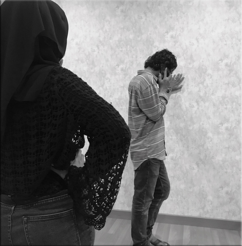 ފިރިމީހާ ފޯނުން ވާހަކަދައްކަނީ (ރިޕްރެޒެންޓޭޝަނަލް ފޮޓޯ)