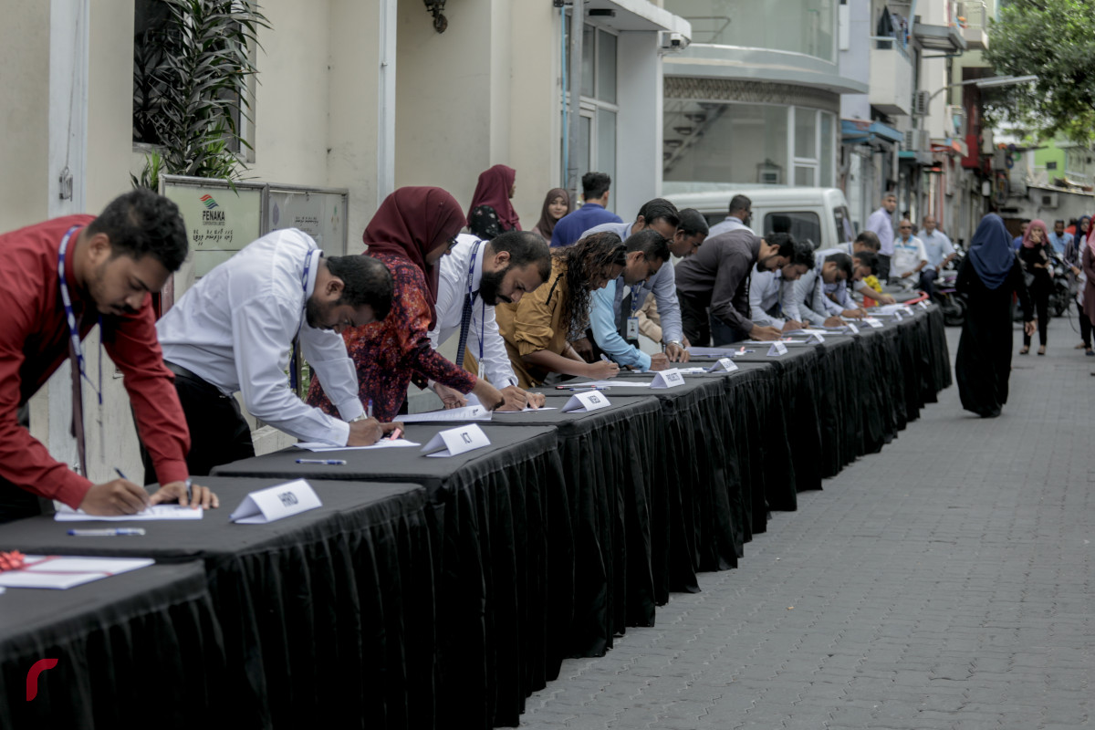 1 ޖުލައި 2019 --ފެނަކަ ކޯޕަރޭޝަންގެ މުއައްޒަފުން ކުރަޕްޝަނައާއި ދެކޮޅަށް ސޮއިކުރުމަށް ބޭއްވި ހަރަކާތުގެ ތެރެއިން. ފެނަކައިގެ ހުރިހާ މުވައްޒަފުން ވަނީ މި އިގުރާރުގައި ސޮއިކޮށްފައި.-- ފޮޓޯ: ޝުއައިބް މުހައްމަދު