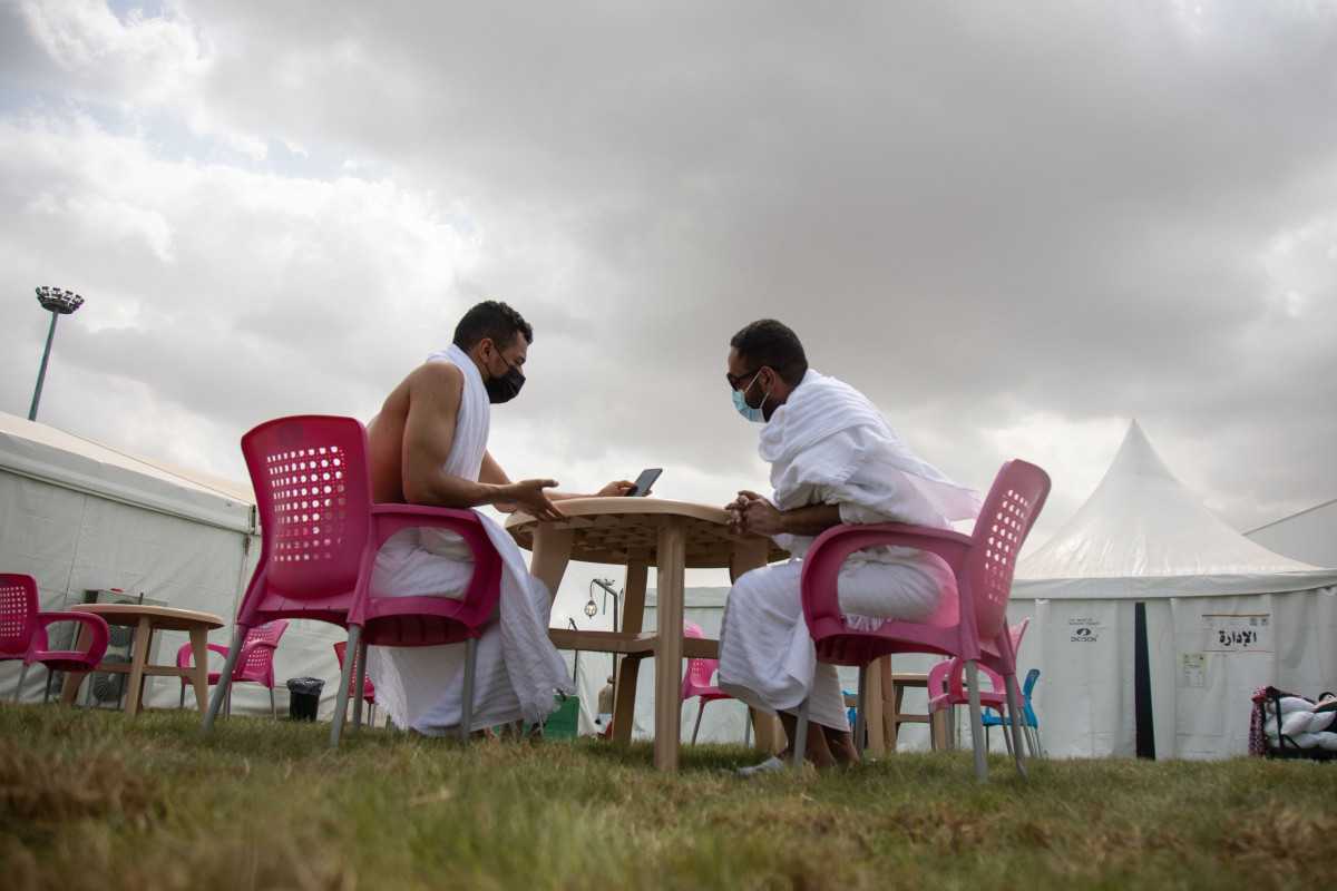 ހައްޖު 1441: މިއަހަރުގެ ހައްޖުގެ އަޅުކަމުގެ ތެރެއިން ދެ ހައްޖުވެރިއެއް އަރަފާތު ބިމަށް ދިއުމުގެ ކުރިން ކޭމްޕު ކައިރީގައި މަޑުކޮށްލައިގެން- ފޮޓޯ: ސައުދީ ގެޒެޓް