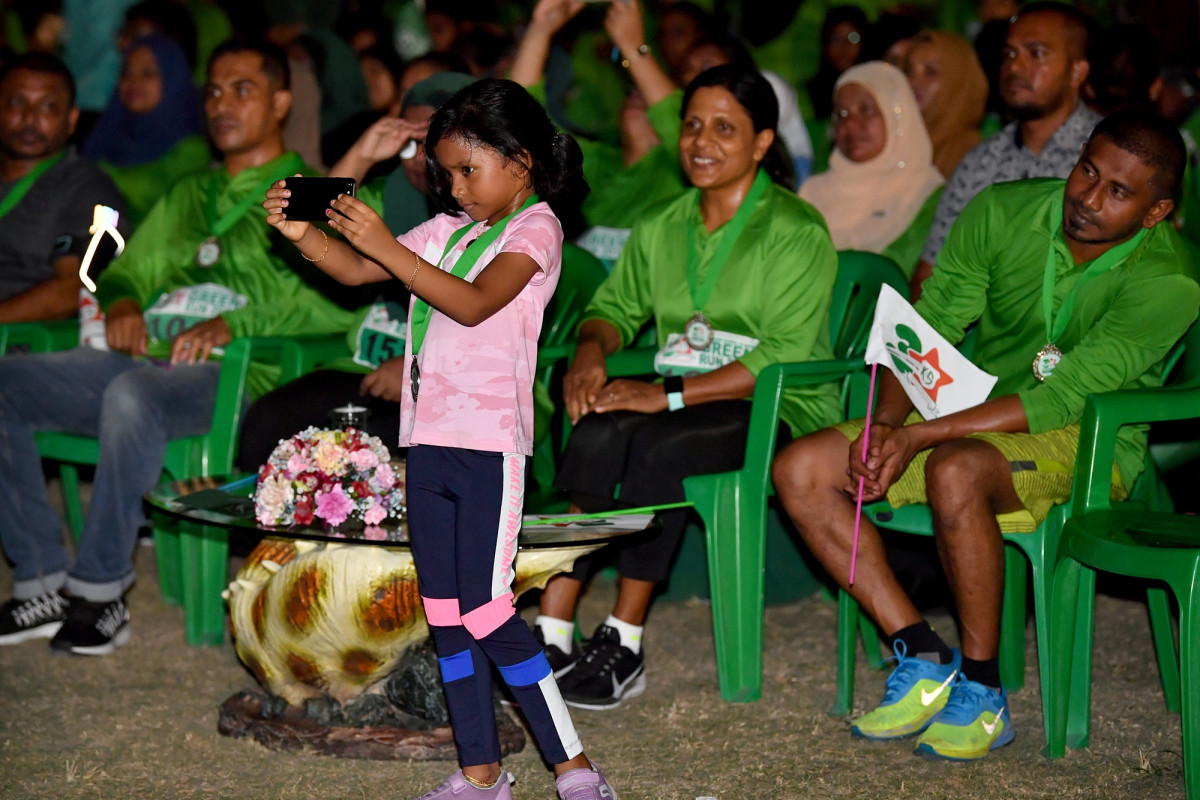 6 ޖުލައި 2019 --މިނިސްޓަރ މަހްލޫފްގެ ދަރި ފޯނަކުން ފޮޓޯނަގަނީ- ފޮޓޯ: ރައީސް އޮފީސް