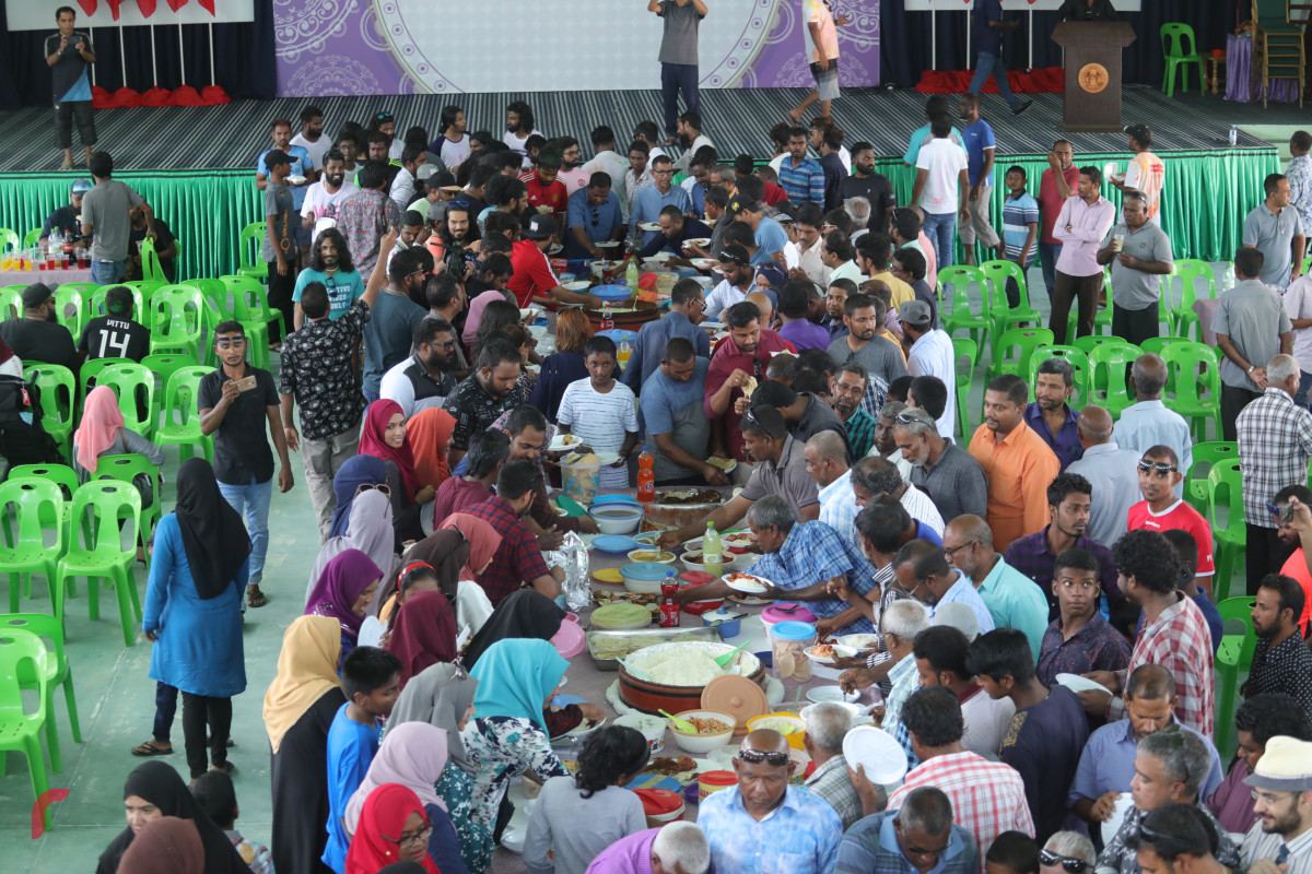 11 އޮގަސްޓު 2019/ ހއ.ހޯރަފުށި --ރށުގެ އެންމެން އެކުގައި މެންދުރުގެ ކެއުމަށް އިންސާފު ކުރަނީ. މި ޖާފަތުގައި ގިނަ އަދަދެއްގެ މީހުން ވަނީ ބައިވެރި ވެފަ-- ފޮޓޯ: ޝުއައިބް މުހައްމަދު