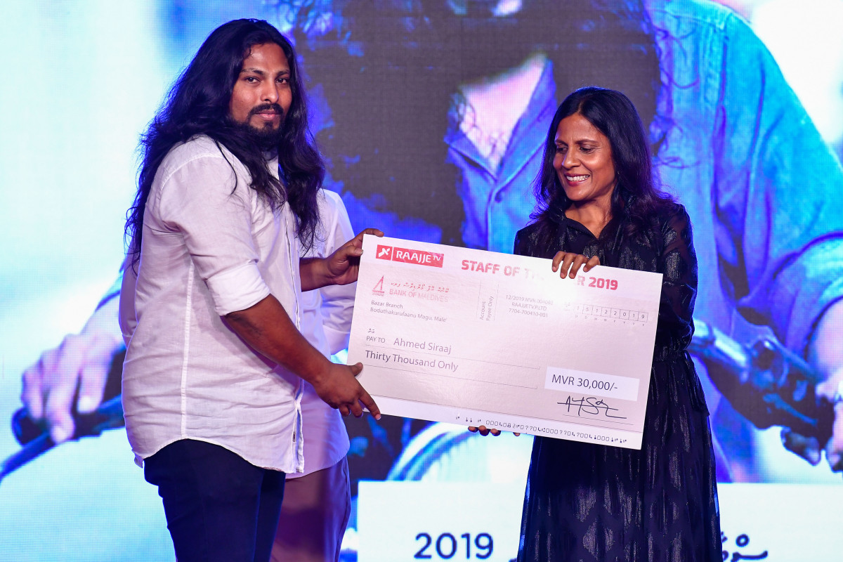 ރާއްޖެ ޓީވީ ނައިޓްގައި ސްޓާފް އޮފް ދަ އިޔަރއަށް ހޮވުނު ސިރާޖަށް އިނާމްތައް ހަވާލުކުރައްވަނީ