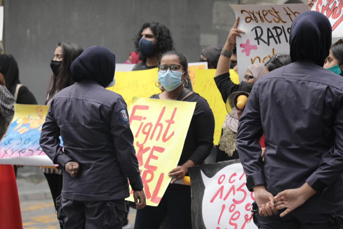 ޖިންސީ ގޯނާއާއި، ދެކޮޅަށް ކުރިއަށް ގެންދިޔަ މުޒާހަރާއެއްގެ ތެރެއިން 