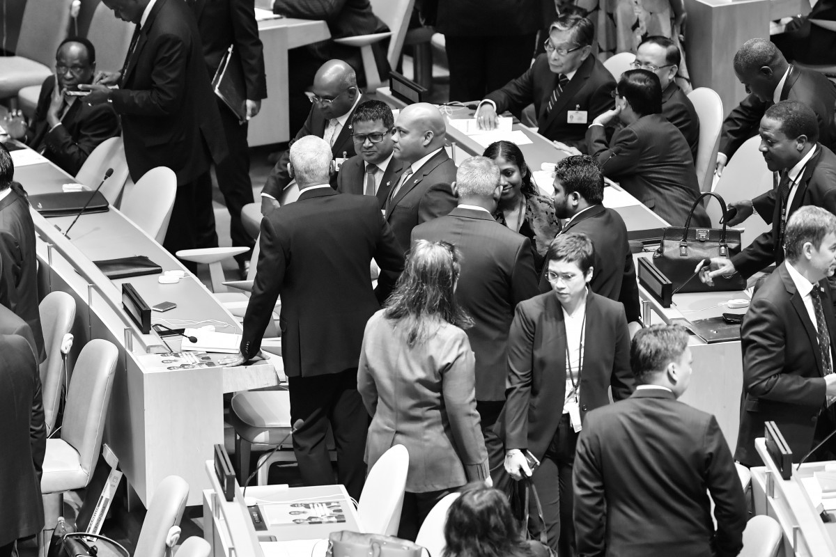 މިގޮތުން އ.ދ. އަކީ ހުރިހާ ޤައުމުތަކަށްވެސް ބޭނުންތެރި ޖަމާޢަތެއްކަމަށާއި، އ.ދ. ގެ މަސައްކަތް އެންމެ ބޮޑަށް ބޭނުންވަނީވެސް މިއަދު ދިމާވަމުންދާ އާދަޔާޚިލާފު މައްސަލަތައް އެންމެން ގުޅިގެން މަޝްވަރާކޮށްގެން ޙައްލު ކުރުމަށް ކަމުގައި އެމަނިކުފާނު ވިދާޅުވި -- ފޮޓޯ: ރައީސް އޮފީސް