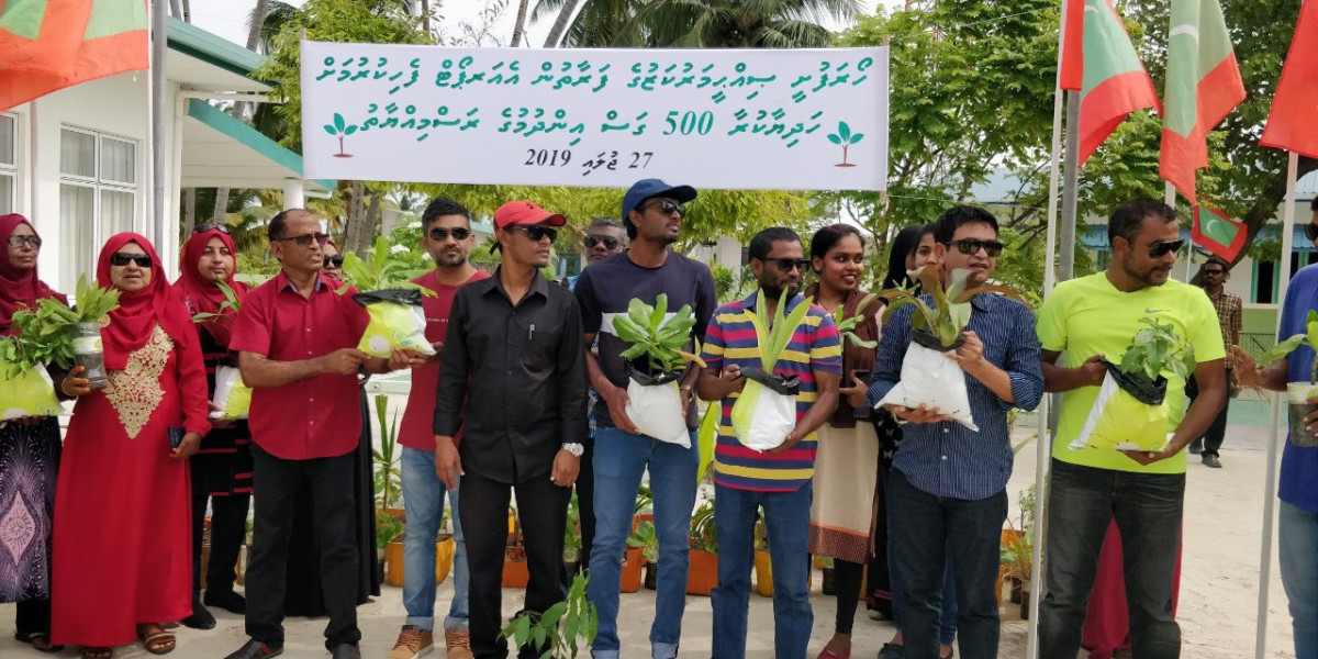 28 ޖުލައި 2019 --ހޯރަފުށީގައި އެއާރޕޯޓް އެޅުމަށް ބިން ހިއްކާ ސަރަހައްދު ފެހިކުރުމަށް އެ ރަށުގެ މުއައްސަސާތަކުން އިސްނަގައިގެން ގަސް ހަދިޔާ ކުރުމުގެ ޕްރޮގްރާމްގެ ތެރެއިން އެ ރަށު ސިއްހީ މަރުކަޒުން 500 ގަސް ހަދިޔާކުރުން--  ފޮޓޯ: ރާއްޖެ.އެމްވ