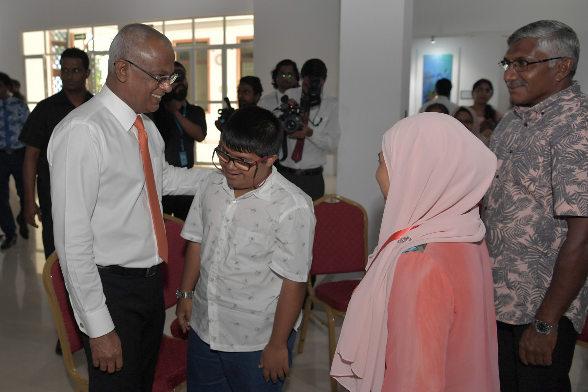 21 އޯގަސްޓް 2019 -- 'ދަ އަންޑަރ ވޯޓަރ ވޯލްޑް އޮފް މޯލްޑިވްސް' މައުރަޒު ހުޅުވުން، މި މައުރަޒު ހުޅުވައިދެއްވުމައްފަހު ރައީސްގެ ދެކަނބަލުން މައުރަޒު ބައްލަވައިލައްވަނީ -- ފޮޓޯ: ރައީސް އޮފީސް