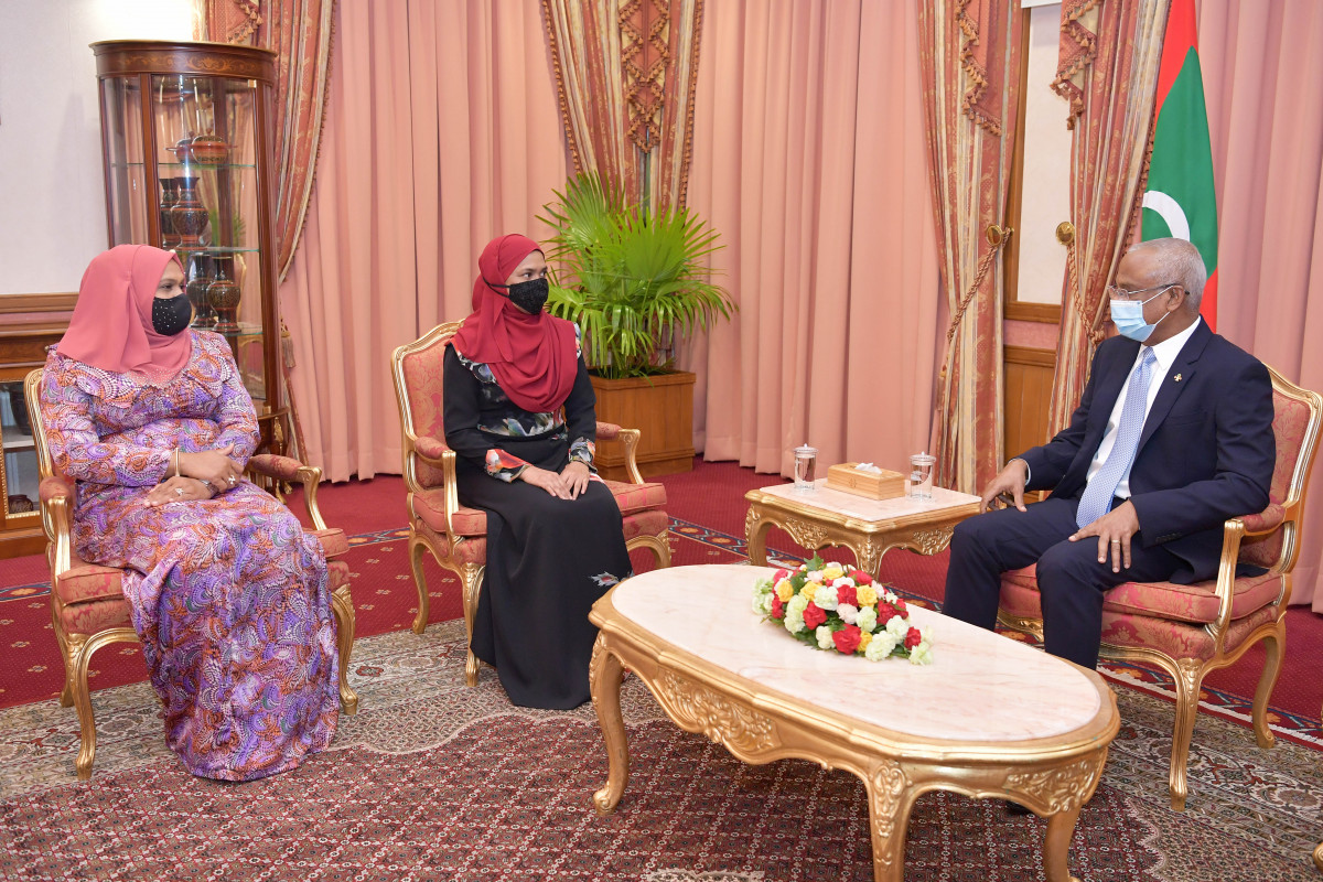 ޓްރައިބިއުނަލްގެ ފުލްޓައިމް މެންބަރުކަމާއި، އެޗްއާރްސީއެމްގެ މެންބަރުކަމުގެ މަޤާމަށް އައްޔަނުކުރެއްވި ދެ ބޭފުޅުންނާ ރައީސުލްޖުމްހޫރިއްޔާ ބައްދަލުކުރައްވަނީ - ފޮޓޯ: ރައީސް އޮފީސް