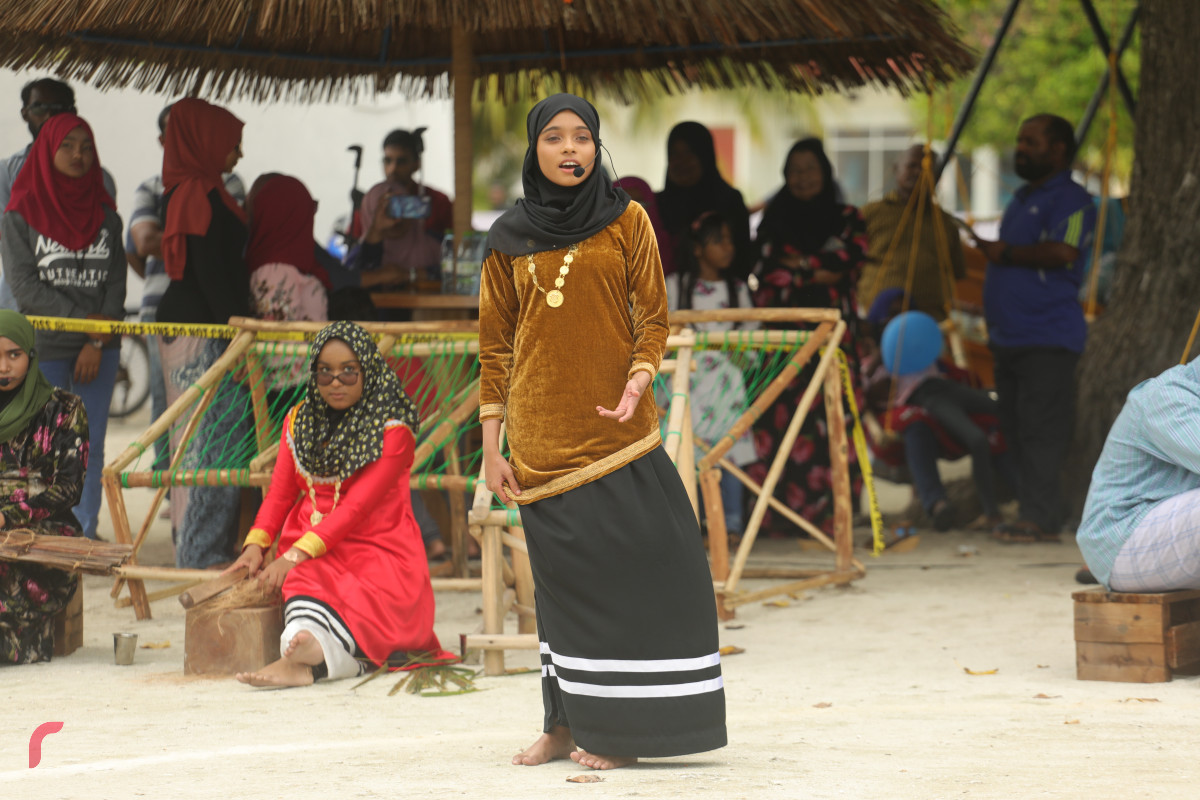 12 އޯގަސްޓް 2019/ ހއ.ހޯރަފުށި --ހޯރަފުށީގައި ކުރިޔަށް ގެންދެވުން އަންހެންވެރިންގެ ދަފި ނެގުމުގެ ހަރަކާތުގެ ތެރެއިން. މި ހަރަކާތުގައި ވަނީ ހޯރަފުށީގެ ތާރީހު ދައްކުވައިދޭ ތަމްސީލެއްގެ އިތުރުން ސަގާފީ ހަރަކާތްތަކެއް ކުރިޔަށް ގެންގޮއްސައި-- ފޮޓޯ: ޝުއައިބް މުހައްމަދު