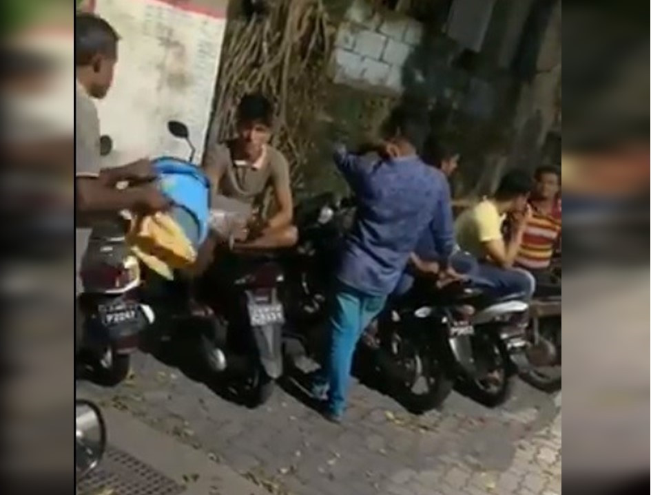 ސައިކަލު މަތީގައި އިންކަމަށް ބުނެ ބިދޭސީއެއް ގަޔަށް ފެންޖަހާ ވީޑިއޯގެ ކެޕްޗާއެއް