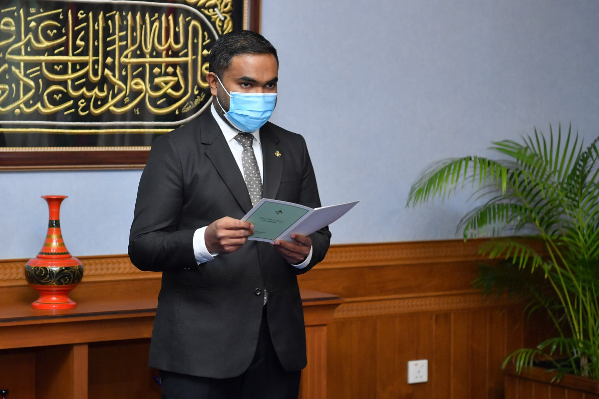 ޖޭއެސްސީގެ މެމްބަރުކަމަށް އާމިނަތު އުއްމުކުލްޘޫމް އައްޔަންކުރެއްވުން - އާމިނަތު އުއްމުކުލްޘޫމަށް ހުވައިލައިދެއްވީ، ސުޕްރީމް ކޯޓުގެ ފަނޑިޔާރު އޮނަރަބަލް އަލްއުސްތާޛު މަޙާޒު ޢަލީ ޒާހިރު -- ފޮޓޯ: ރައީސް އޮފީސް