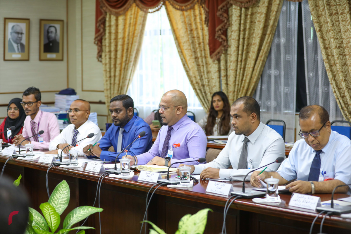 އިލެކްޝަންސް ކޮމިޝަންގެ މެމްބަރުންނާއެކު މަޖިލީހުގެ ކޮމެޓީތަކުން ބޭއްވި ބައްދަލުވުމުގެ ތެރެއިން -- ފޮޓޯ: ޔޫސުފް ސޮފްވާން