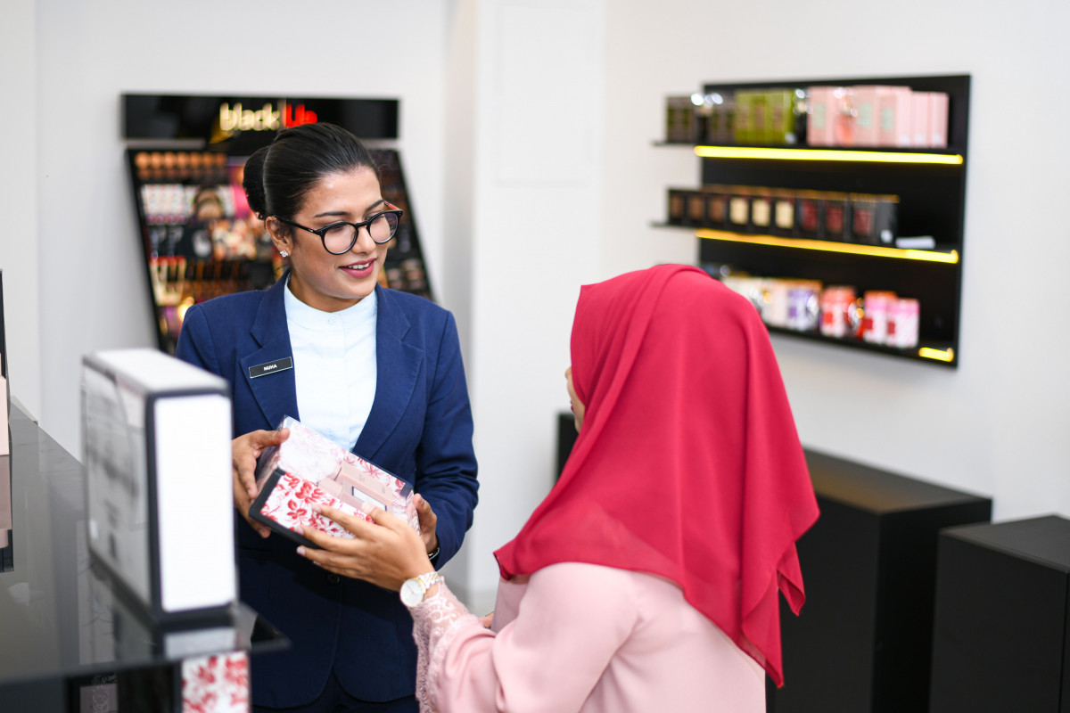 މަރީނާ އެޓް ކްރޮސްރޯޑްސްގައި ހުންނަ ލެ ޕަރފިއުމްގެ އައުޓްލެޓް