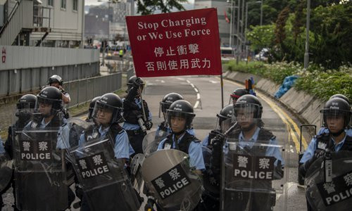 ހޮންކޮންގްގެ ސަރުކާރުގެ ކުށްވެރިން ބަދަލުކުރުމާ ބެހޭ ބިލް ގާނޫނު ހަދާ މަޖްލީހުން ބޭރުކުރުމަށް ގިނަ އަދަދެއްގެ އާންމުން ދަނީ ގޮވާލަމުންނެވެ