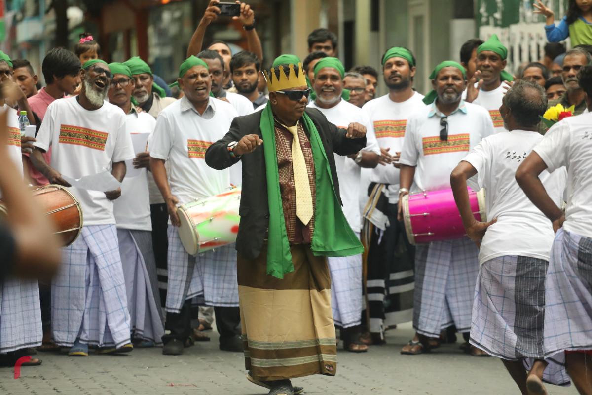 04 ޖޫން 2019 --މާލޭގައި މާލި ނެރުމުގެ ހަރަކާތުގެ ތެރެއިން، މި ހަރަކާތް ބަލާލުމަށް ގިނަ އަދަދެއްގެ މީހުން ވަނީ ޖަމާވެފައި-- ފޮޓޯ: ޝުއައިބް މުހައްމަދު