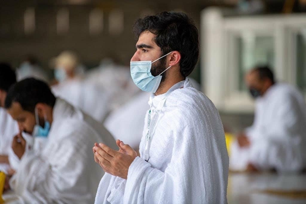 ހައްޖު 1441 - އަޅުކަމުގައި ބައިވެރިވާ މީހުންގެ ސަލާމަތާއި ރައްކާތެރިކަމަށްޓަކައި ޕްލޭނެއް އެކުލަވާލާފައިވާއިރު، ހައްޖުވެރިންގެ ސިއްހީ ހާލަތު ކޮންމެ ދުވަހަކު ބަލަމުންދިއުމާއި، އެއްވެސް އެމަރޖެންސީ ހާލަތެއް ދިމާވެއްޖެނަމަ އެކަމަށްޓަކައި ވަކިން ހޮސްޕިޓަލެއް ތައްޔާރުކުރުމާއި، އިޖުތިމާޢީ ގައިދުރުކަން ގެންގުޅޭކަން ކަށަވަރު ކުރުން ހިމެނޭ - ފޮޓޯ: އަލްހަރަމައިން